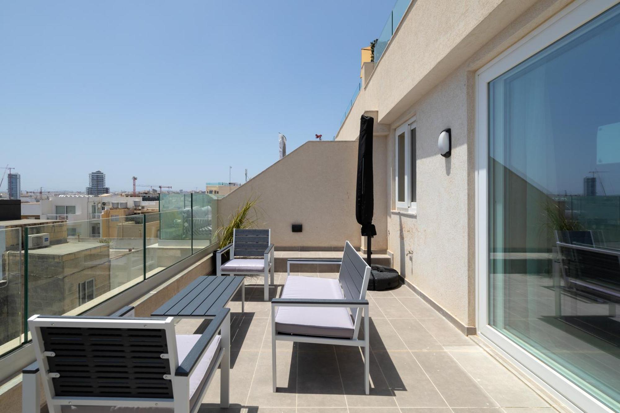 Modern 2br Cosy With Large Terrace - Close To Manoel Island & Tigne Shopping Mall Apartment *